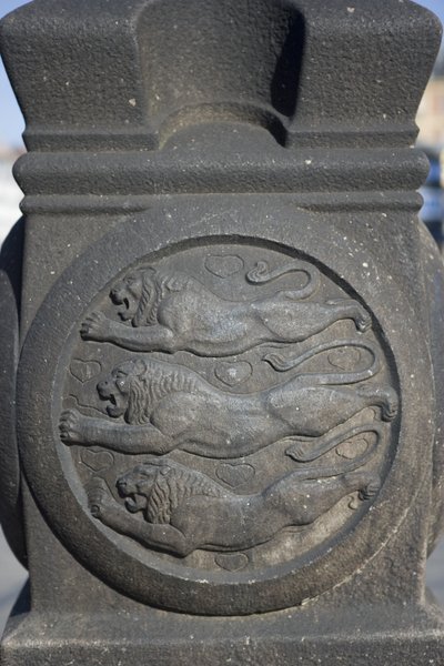 Symbol tří lvů vytesaný do kamenného sloupu na Radničním náměstí od Danish School