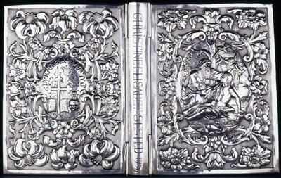 Horní a spodní obálka knihy s listy a obrazem Milosrdného Samaritána, 1740 od Danish School