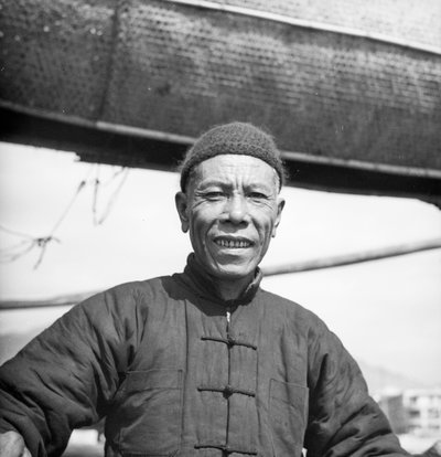 Portrét jednoho z členů posádky kantonské solné džunky na palubě jeho lodi v Sham Shui Po v Hongkongu. od David Watkin Waters
