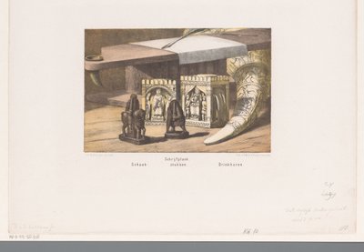 Šachové figurky, psací tabule a roh na pití, 8. a 9. století „Šachové figurky, Psací deska, Klak na pití“ (název na předmětu) od David van der Kellen