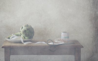 Artyčok a jemná stuha od Delphine Devos