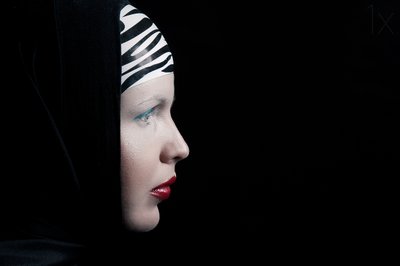 Profil tajemné ženy od Denisa Justusová Šumcová