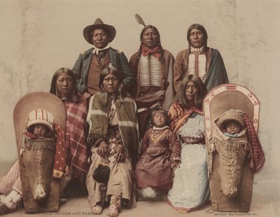 Náčelník Ute Severo a rodina, c. 1885, vydáno 1899. Tvůrci: Detroit Photographic Company, Charles A. Nast. od Detroit Photographic Company, Charles A. Nast
