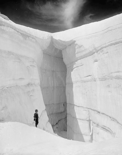 Asulkanský ledovec z ledové jeskyně, Selkirk Mountains, British Columbia, cca 1902 (č/b foto) od Detroit Publishing Co.