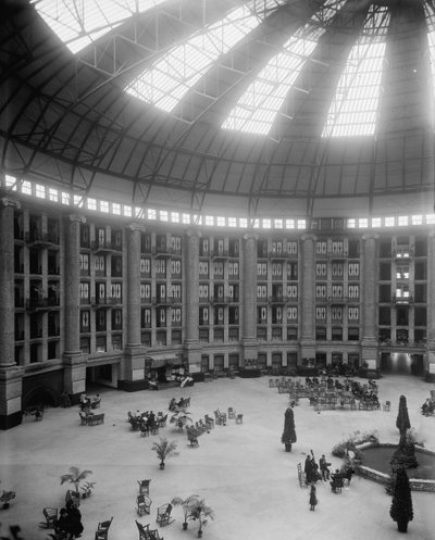 Atrium hotelu New West Baden Springs, West Baden Springs, Indiana, cca 1900-15 od Detroit Publishing Co.