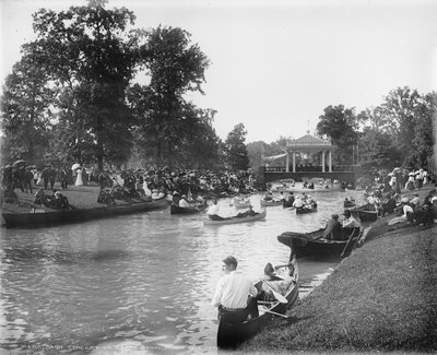 Koncert kapely na Grand Canal, Belle Isle Park, 1903-20 od Detroit Publishing Co.