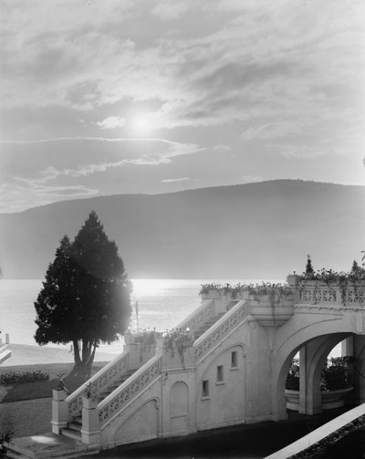 Moonlight on Lake George, Fort William Henry Hotel, Lake George, NY, cca 1900-15 od Detroit Publishing Co.