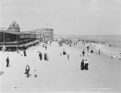 Pláž v Rockaway, New York, 1900-06 od Detroit Publishing Co.