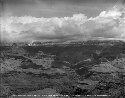Grand Canyon v Arizoně naproti hotelu Bright Angel, kolem roku 1900 od Detroit Publishing Co.
