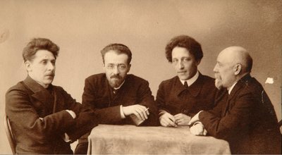 Skupinový portrét básníků Alexandr (Alexandre) Alexandrovič Blok (1880-1921), Georgij (George) Chulkov (1879-1939), Konstantin Aleksandrovič Erberg (Siunnerberg, Syunnerberg, Sunnenberg) (1871-1942) a Fjodor Sologub Fjodor Kuzmit od Dmitri Spiridonovich Zdobnov