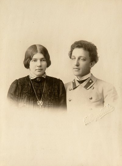 Portrét básníka Alexandra (Alexandra) Aleksandroviče Bloka (1880-1921) s manželkou. Stříbrná želatinová fotografie Dmitri Spiridonoviče Zdobnova (konec 19. stol.) od Dmitri Spiridonovich Zdobnov