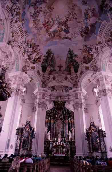 Rokokový interiér kostela, započatý v roce 1727 od Dominikus Zimmermann