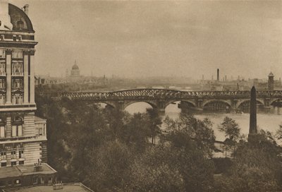 Adelphi Terrace s výhledem na řeku na východ od hotelu Cecil k Tower Bridge, c1935. od Donald McLeish