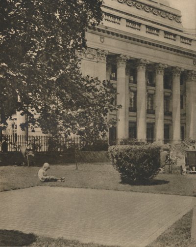 Děti si hrají, kde kdysi lešení kapala krev, c1935. od Donald McLeish
