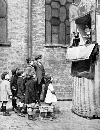 Děti sledující představení Punch and Judy na londýnské ulici, 1936 od Donald McLeish
