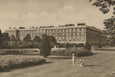 Východní křídlo Hampton Court Přidáno Wrenem na stránce Cardinals Work, c1935. od Donald McLeish