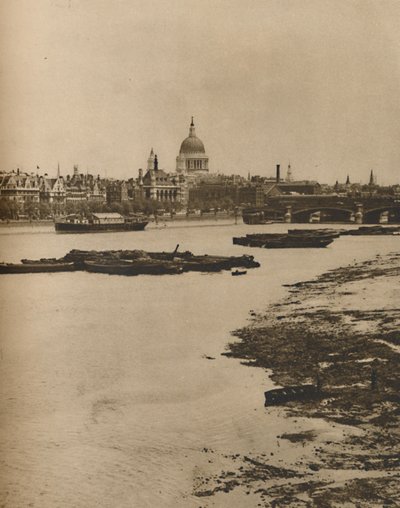 Nábřeží a Blackfriars z South End of Waterloo Bridge, c1935. od Donald McLeish