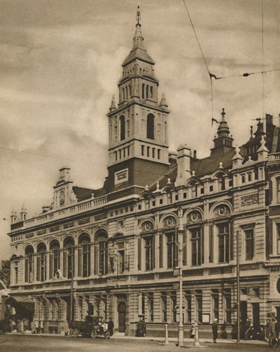 Hammersmith Town Hall z Hammersmith Broadway, c1935. od Donald McLeish