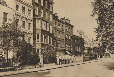 Kensingtonské náměstí, které stále zachovává mír dvou století, c1935. od Donald McLeish