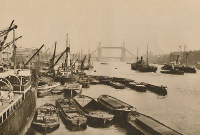 Přeprava v Pool of London: Pohled z London Bridge na Tower Bridge, c1935. od Donald McLeish