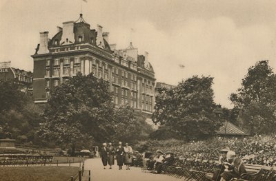Villiers Street Část Victoria Garden a pohled na hotel Cecil, c1935. od Donald McLeish