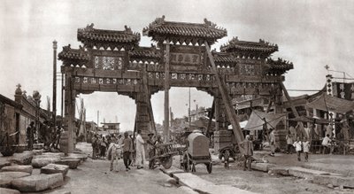 Ulice ve starém městě, Peking od Donald Mennie