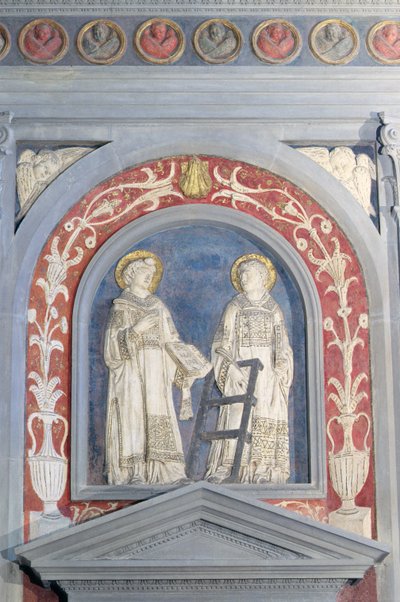 Sv. Vavřince a sv. Štěpán, nízká reliéfní socha nad severními dveřmi, kolem roku 1440 (terakota) od Donatello