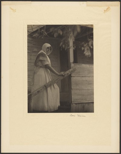 [Mladá žena na schodech] od Doris Ulmann