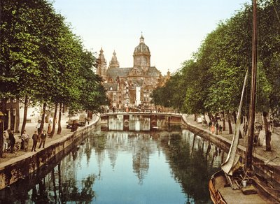 Pohled dolů z Voorburgwalu na baziliku sv. Mikuláše, Amsterdam, hospoda. c.1900 od Dutch Photographer