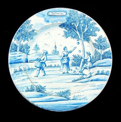 Delftware talíř zobrazující měsíc září (cínem glazovaná kamenina) od Dutch School