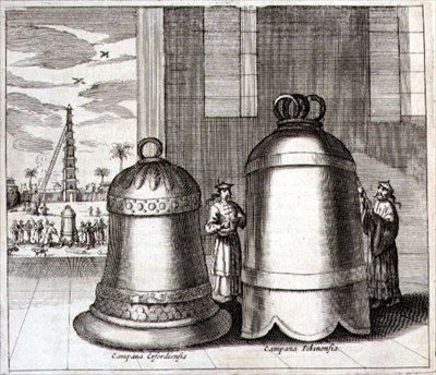 Velké zvony z Erfurtu a Pekingu, z ‚China Illustrated‘ od Athanasius Kircher (1601-80) 1667 (rytina) od Dutch School