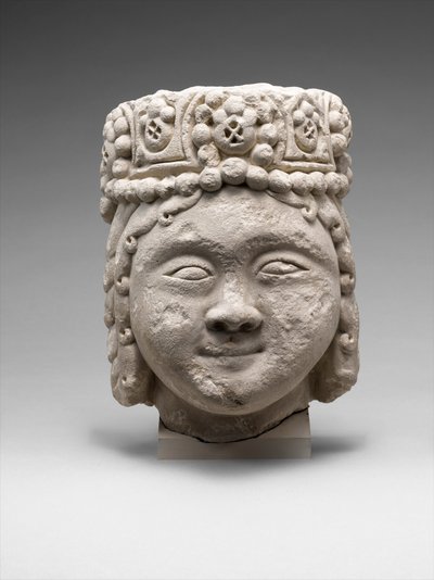 Hlava z figurky s korálkovou čelenkou od Dynasty Seljuq