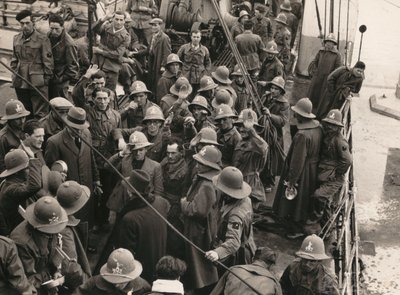 Album "MVSN- Blackshirts": Dělníci fašisté, zarámované ve stoletích, odjíždějící do AOI (Italská východní Afrika) do Janova (č/b foto) od E. Binelli
