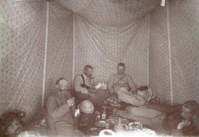 Členové expedice Arabah Survey odpočívající ve svém stanu, fotografie 1883 bw od E. Gordon Hull