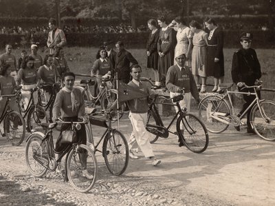 Album "PNF (Národní fašistická strana)": výlet na kole dopolavoristica (černobílá fotografie) od E. Montesi