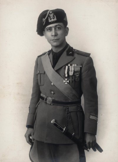 Album "MVSN- Blackshirts": Senior Major Medical Militia (černobílá fotografie) od E. Ruggiani