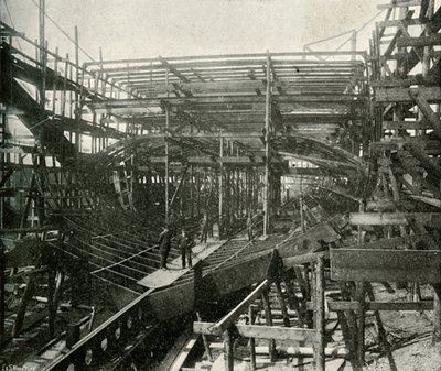 Stavba válečné lodi: Prvotřídní křižník v procesu v železárnách Thames, c1897 od E. and S. Woodbury