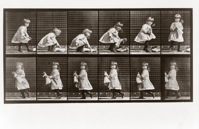 Dítě hrající si s panenkou, Plate 481 od Animal Locomotion, 1887 od Eadweard Muybridge