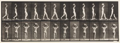 Talíř 27. Chůze, 70 lb. Kámen na hlavě, ruce zdvižené od Eadweard Muybridge