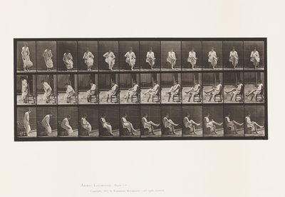 Talíř 417. Záchod; Sedí a navléká si punčochy od Eadweard Muybridge