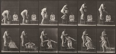 Tabule č. 406. Žena lije kbelík vody na jinou ženu od Eadweard Muybridge