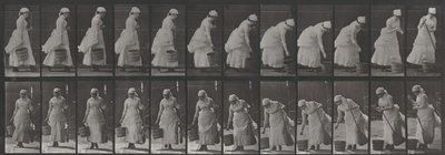 Tabule číslo 437. Položení kbelíku a příprava k zametání od Eadweard Muybridge