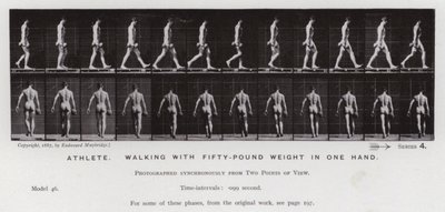 Lidská postava v pohybu: Sportovec, chůze s padesátikilovým závažím v jedné ruce (černobílá fotografie) od Eadweard Muybridge