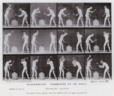 Lidská postava v pohybu: Kováři, buší do kovadliny (černobílá fotografie) od Eadweard Muybridge
