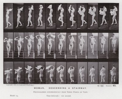 Lidská postava v pohybu: Žena sestupuje po schodech (č/b foto) od Eadweard Muybridge