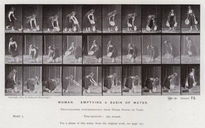 Lidská postava v pohybu: Žena, vyprazdňující nádrž s vodou (černobílá fotografie) od Eadweard Muybridge