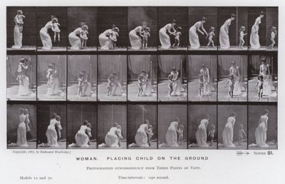 Lidská postava v pohybu: Žena, pokládající dítě na zem (černobílá fotografie) od Eadweard Muybridge