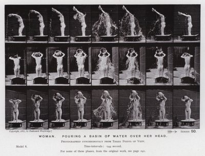 Lidská postava v pohybu: Žena, která si nad hlavou zvedá umyvadlo s vodou (černobílá fotografie) od Eadweard Muybridge