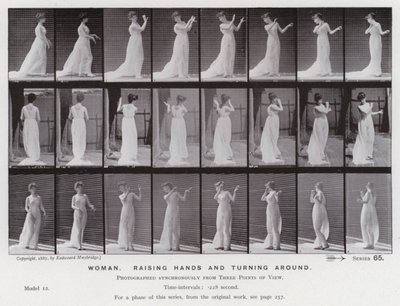 Lidská postava v pohybu: Žena, zvedá ruce a otáčí se (č/b foto) od Eadweard Muybridge