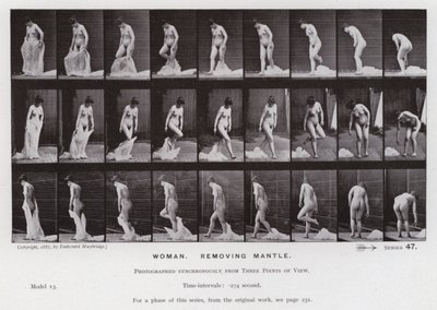 Lidská postava v pohybu: Žena, odstranění pláště (č/b foto) od Eadweard Muybridge